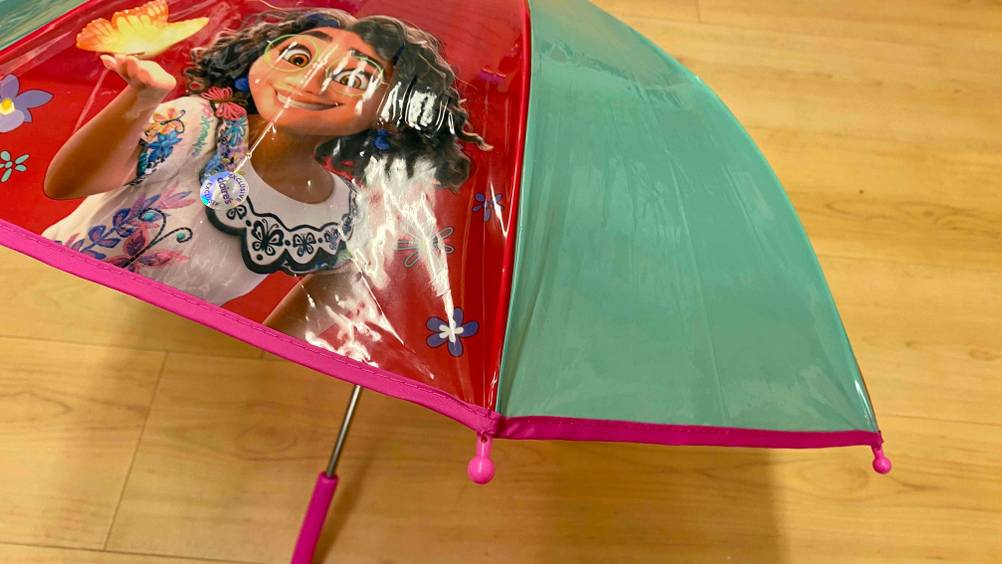 Kinder Regenschirm im Test: Detailansicht des Designs und des Materials.