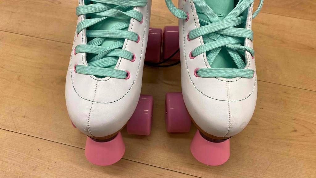 Kinder-Rollschuh auf Holzboden