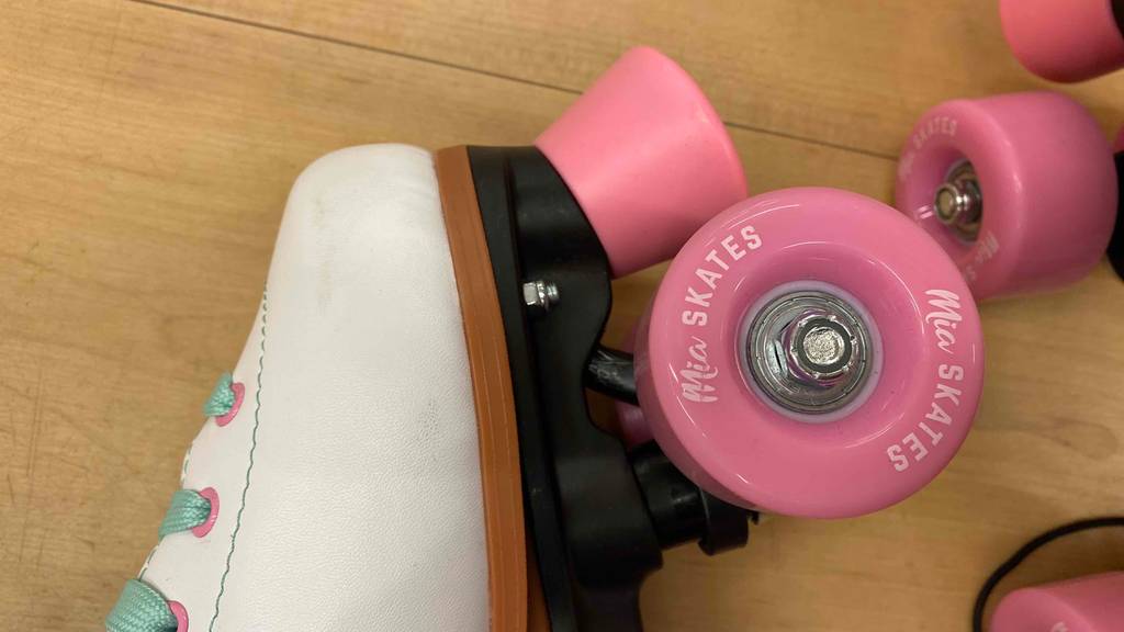 Rollen eines Kinder-Rollschuhs