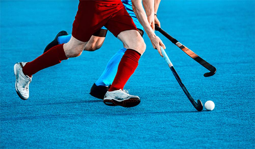 Kinder-Schienbeinschoner im Test: Zwei Hockeyspieler die ebenfalls Schienbeinschoner tragen.
