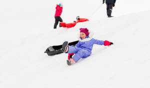Mit einem Schneefang und einem wasserdichten Schneeanzug hat ein Schneeanzug-Kinder Testsieger-Potenzial.