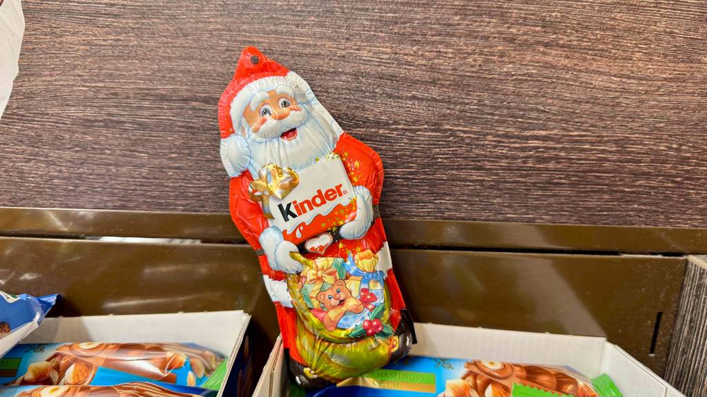 Schoko-Weihnachtsmänner getestet: Der Schokoladen-Nikolaus von Kinder steht auf einem Karton mit Süßigkeiten.