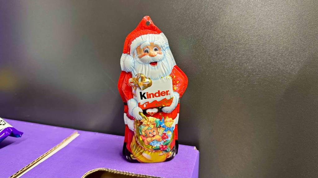 Schoko-Weihnachtsmänner im Test: Der Schokoladen-Nikolaus von Kinder steht auf einem violettfarbenen Karton.
