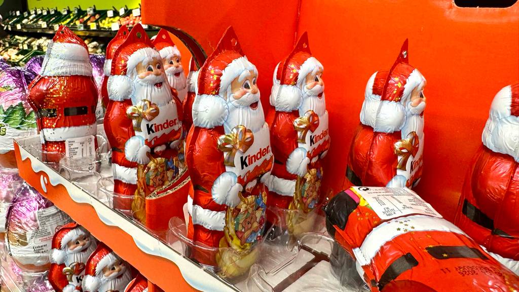 Die getesteten Schoko-Weihnachtsmänner stehen nebeneinander auf einem Verkaufsregal.