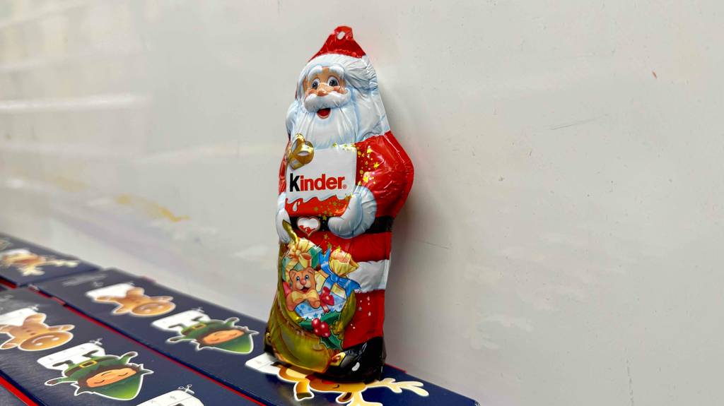 Der getestete Schoko-Weihnachtsmann von Kinder steht auf mehreren Kartons mit Weihnachtsplätzchen.