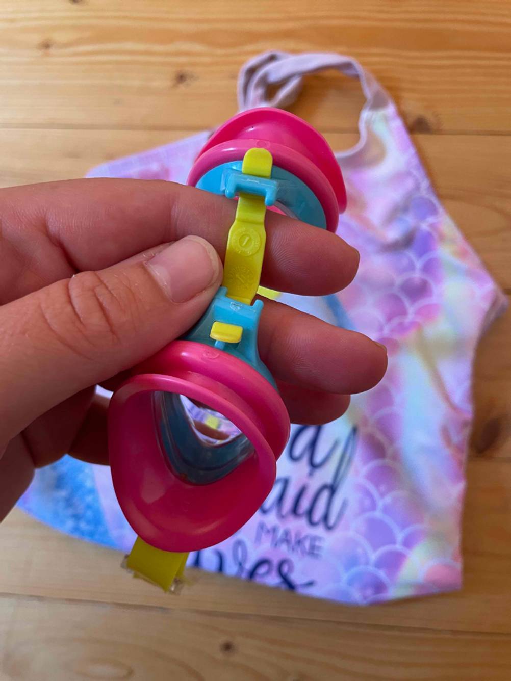 Im Test: Die Dichtheit einer Kinder-Schwimmbrille von Intex