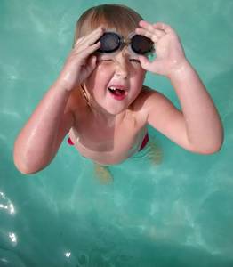 In Kinder-Schwimmbrillen-Tests werden Modelle mit UV-Schutz sehr gut bewertet.