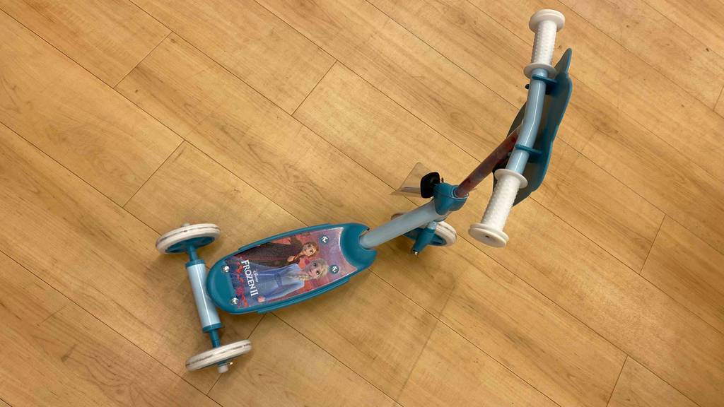 Ein getesteter Kinder-Scooter befindet sich auf dem Boden. 