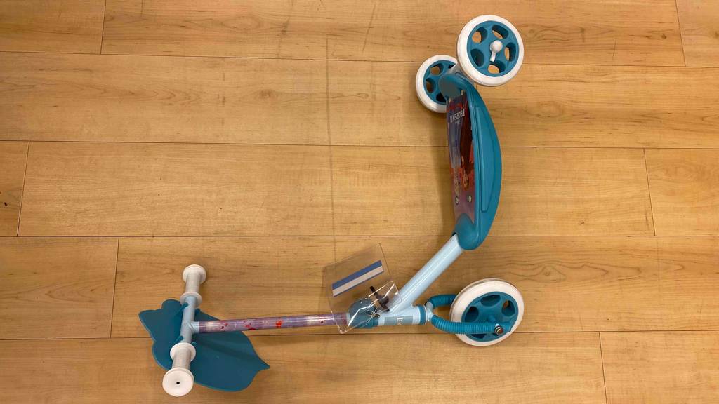 Ein getesteter Kinder-Scooter liegt auf dem Boden. 