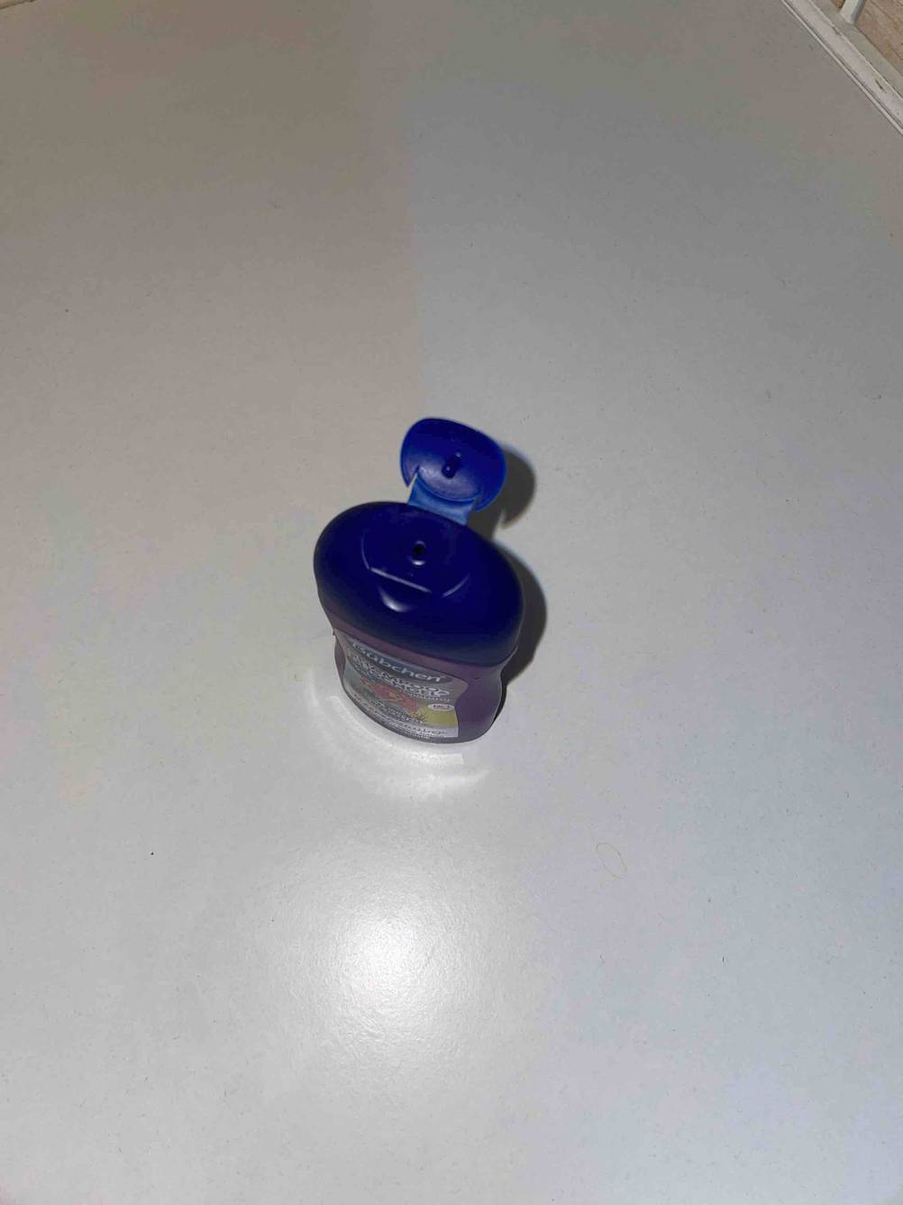 Im Test: Eine Flasche Kinder-Shampoo mit geöffnetem Deckel von oben.