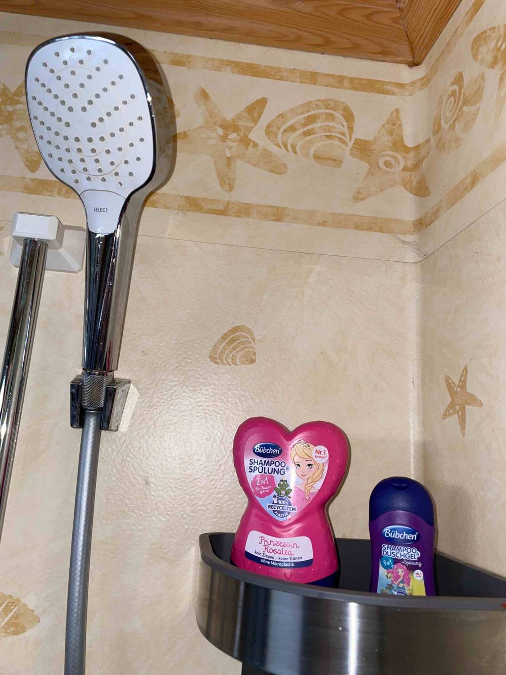 Kinder-Shampoos im Test: auf einer Duschablage stehen zwei verschiedene Kinder-Shampoos.