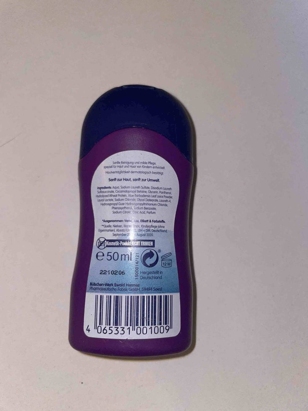 Rückseite von einem getestetem Kinder-Shampoo mit Inhaltsstoffangaben. 