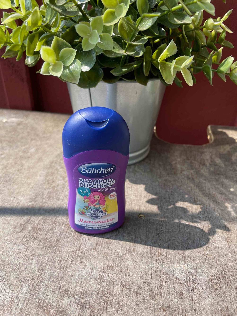 Im Garten befindet sich ein getestetes Kinder-Shampoo.