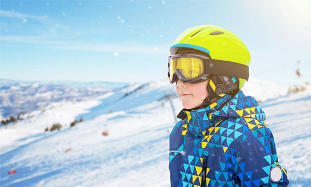 Kinder-Skibrille im Test: Ein Junge auf der Piste mit einer Skibrille, die gelb getönte Gläser hat.