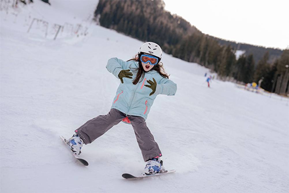 Kinder-Skibrillen im Test: Ein Mädchen beim Skifahren. 