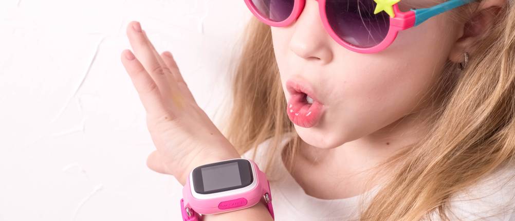 Ein Mädchen mit seiner Smartwatch Kinderuhr für Mädchen