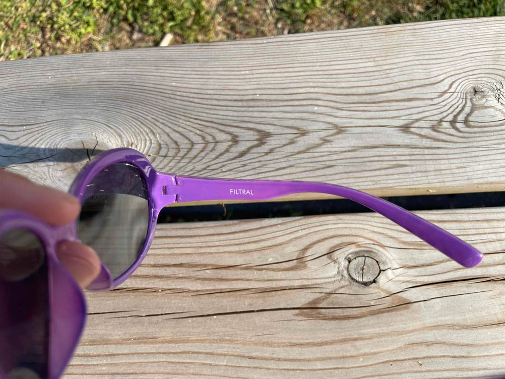 Bügelinnenseite einer Kinder-Sonnenbrille