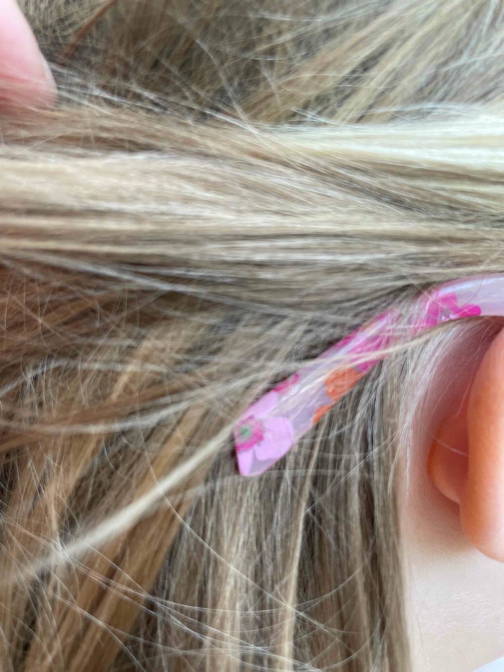 Kinder-Sonnenbrillen getestet: Nahaufnahme des Bügels hinter dem Kinderohr.