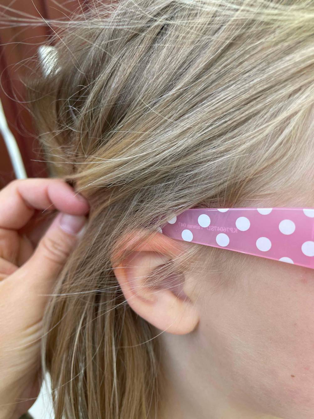 Ein Mädchen trägt eine getestete Kinder-Sonnenbrille.