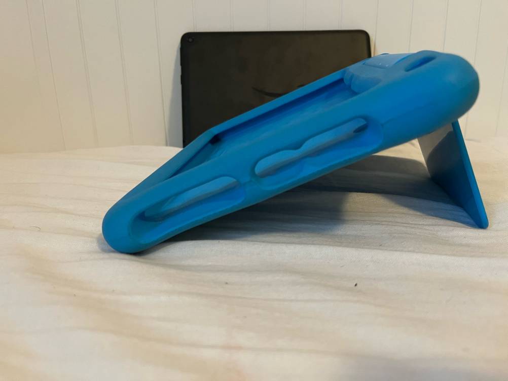 Im Test: Nahaufnahme der Seite einer Kinder-Tablet-Hülle auf einer hellen Fläche.