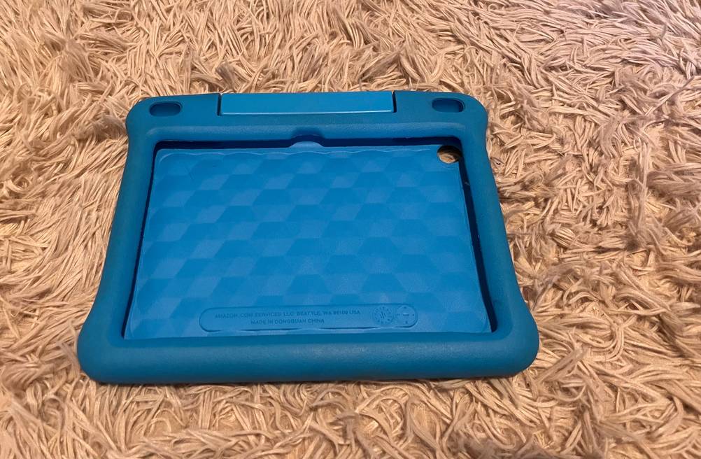 Kinder-Tablet getestet: Die blaue Hülle von schräg oben auf einem Teppich.
