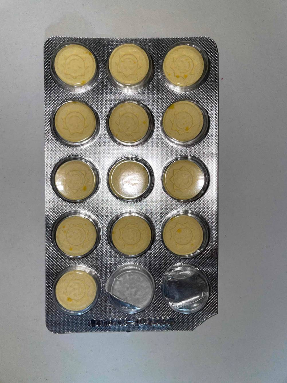 Eine geöffnete Packung mit getesteten Vitaminen für Kinder.