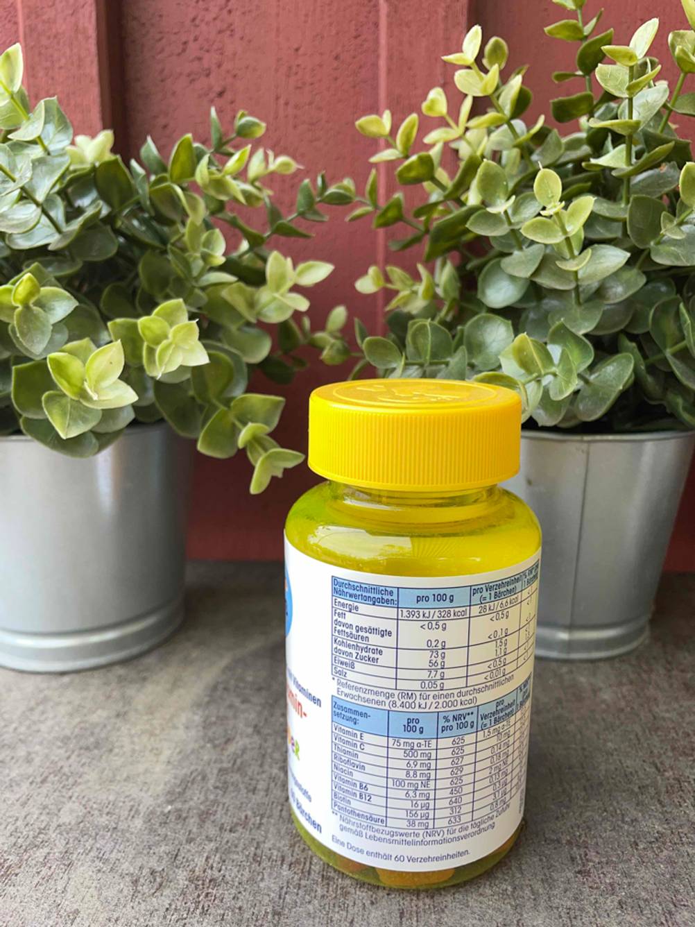 Mehrere Vitaminen für Kinder im Test: Rückseite von einer Verpackung mit Nährwertangaben zu Vitamingummis für Kinder. 