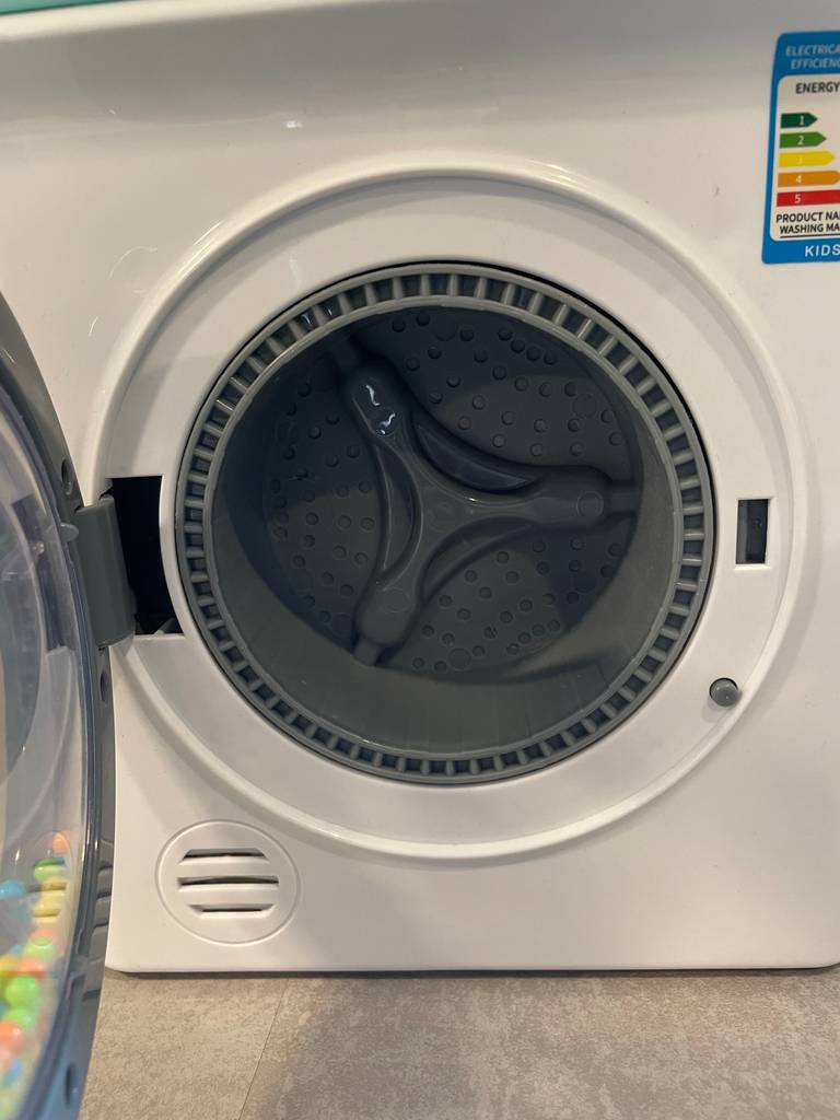 Nahaufnahme des Inneren einer Wäschetrommel der getesteten Kinder-Waschmaschine.
