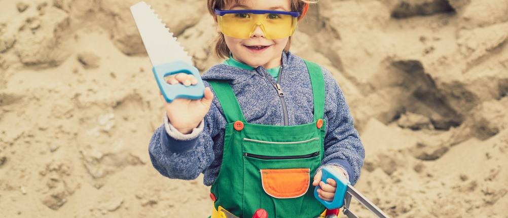 ein Kind trägt einen Kinderwerkzeuggürtel