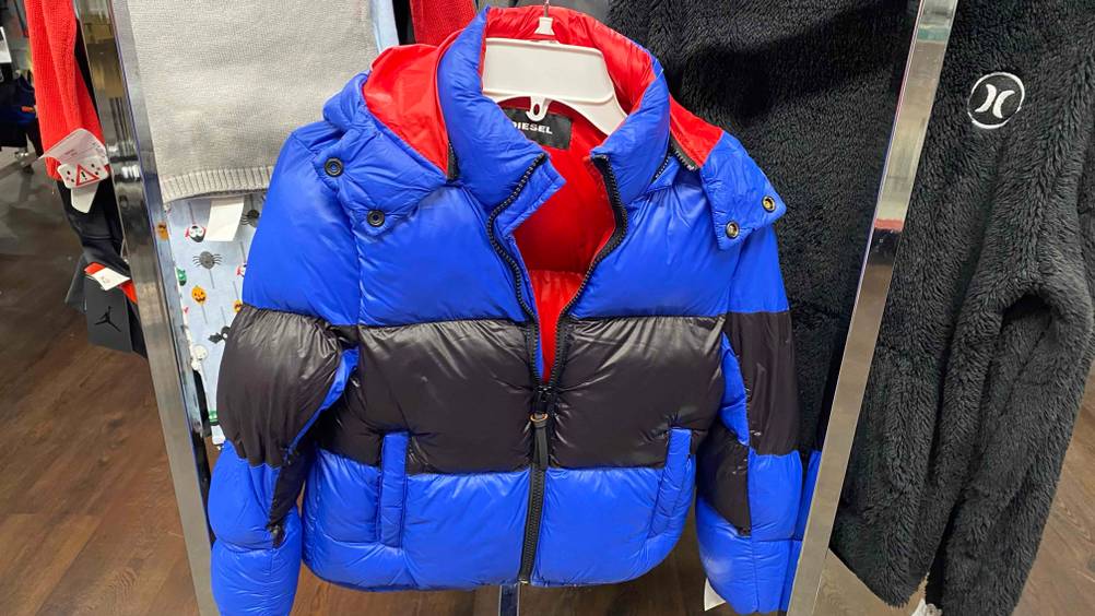 Die getestete Kinder-Winterjacken für Jungen hängt auf einem Bügel.