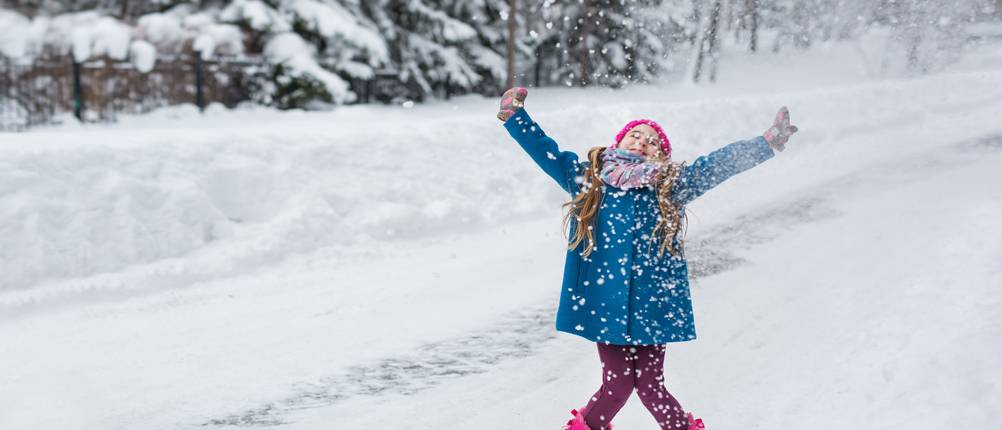 Kinder-Winterjacke für Mädchen im Test: Mädchen spielt im Schnee