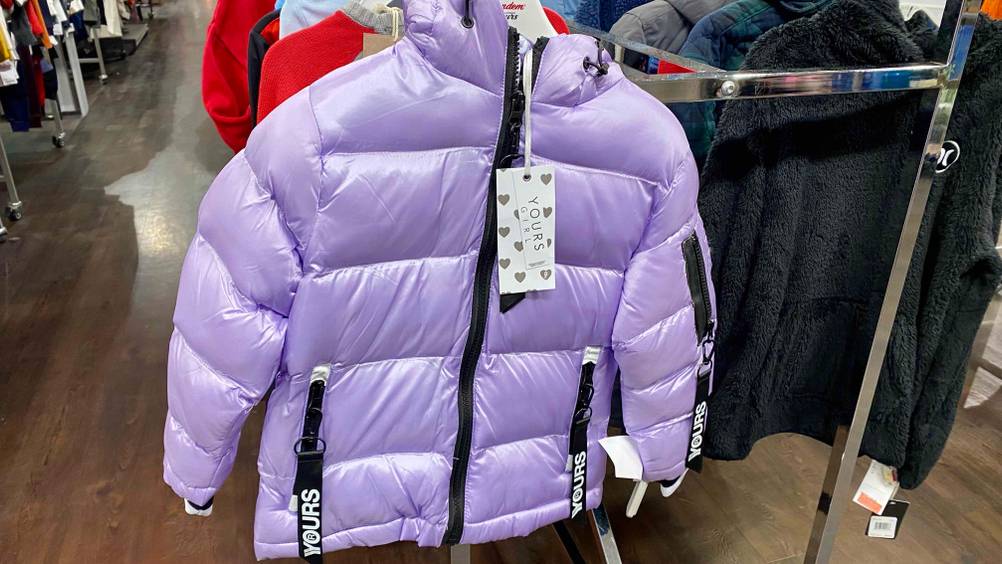 Kinder-Winterjacke Mädchen getestet: Eine Jacke hängt an einem Verkaufsständer.