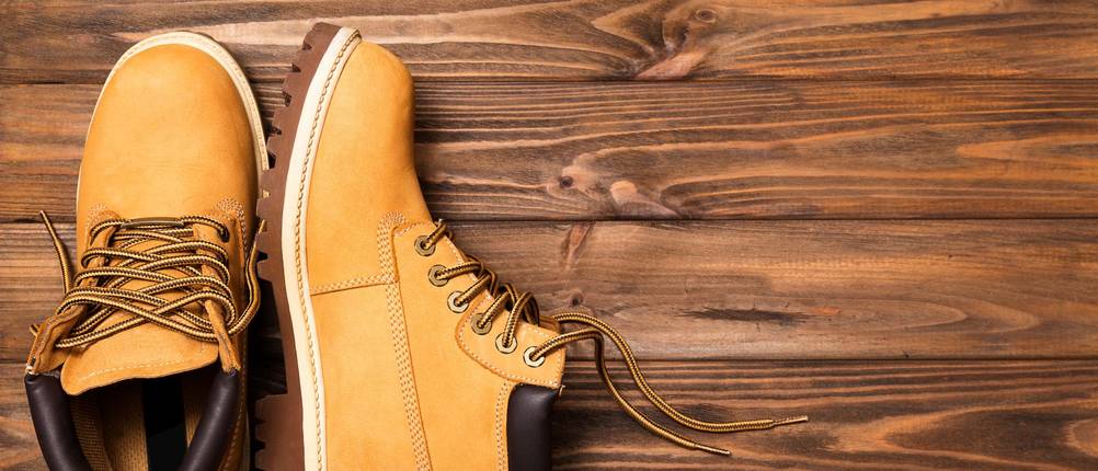 Kinder-Winterstiefel-Jungen im Test: Lederstiefel mit Schnürung auf Holzboden