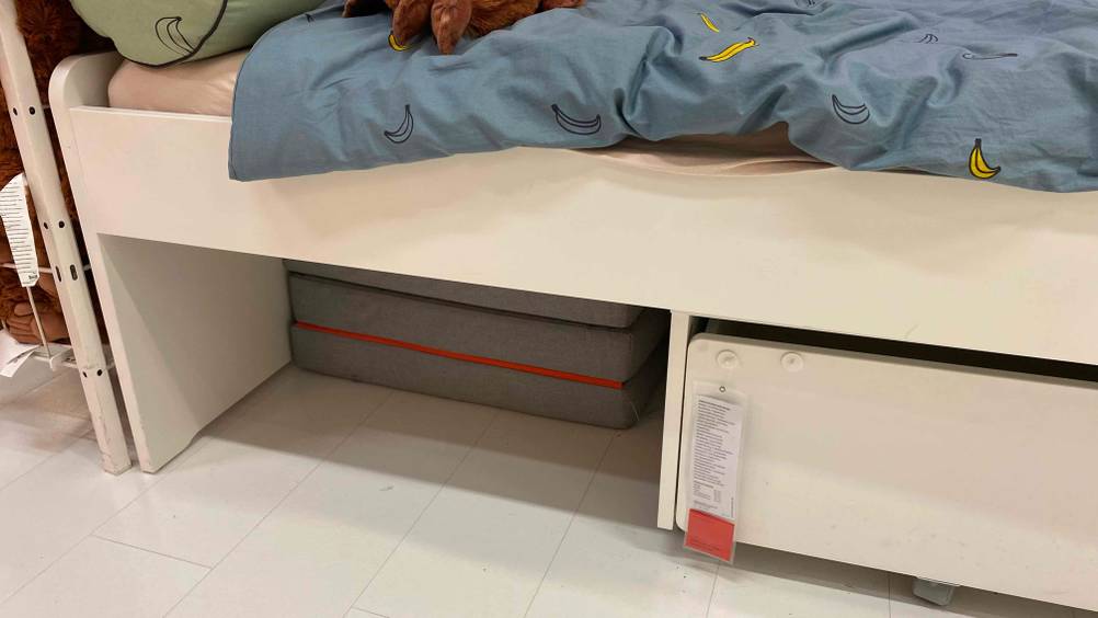 Verstauraum von einem getesteten Kinderbett in 90x200 cm.