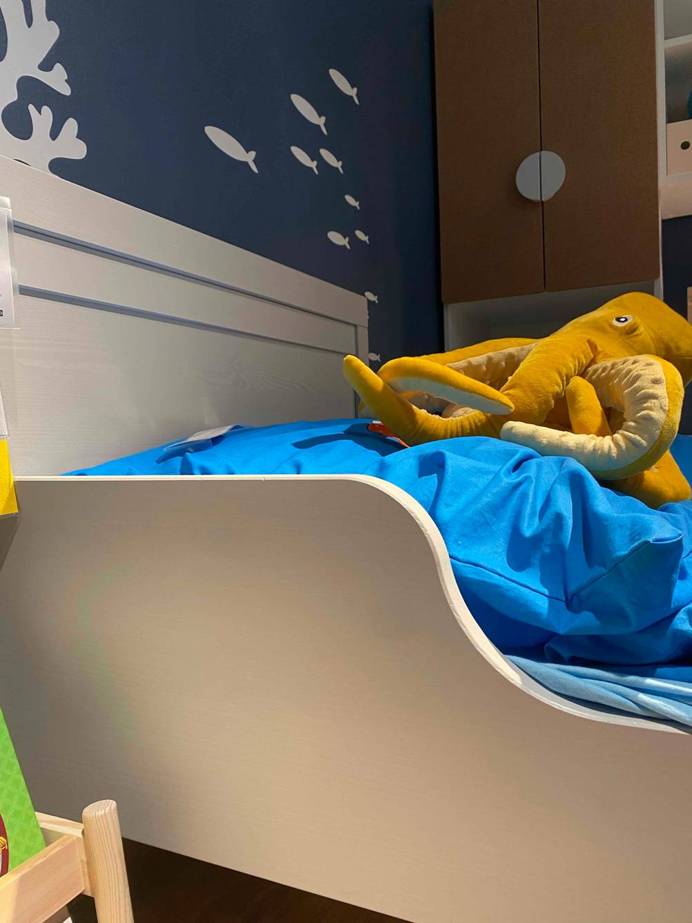 Im Test: Nahaufnahme der Seitenwand eines Kinderbettes.
