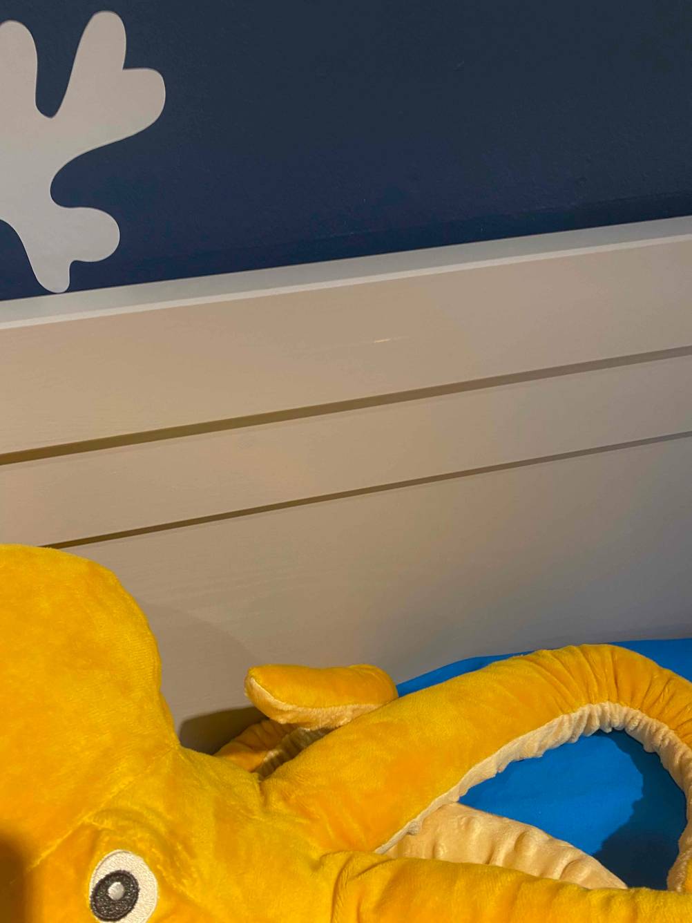 Kinderbett getestet: Nahaufnahme des Musters auf einem Kopfteil.