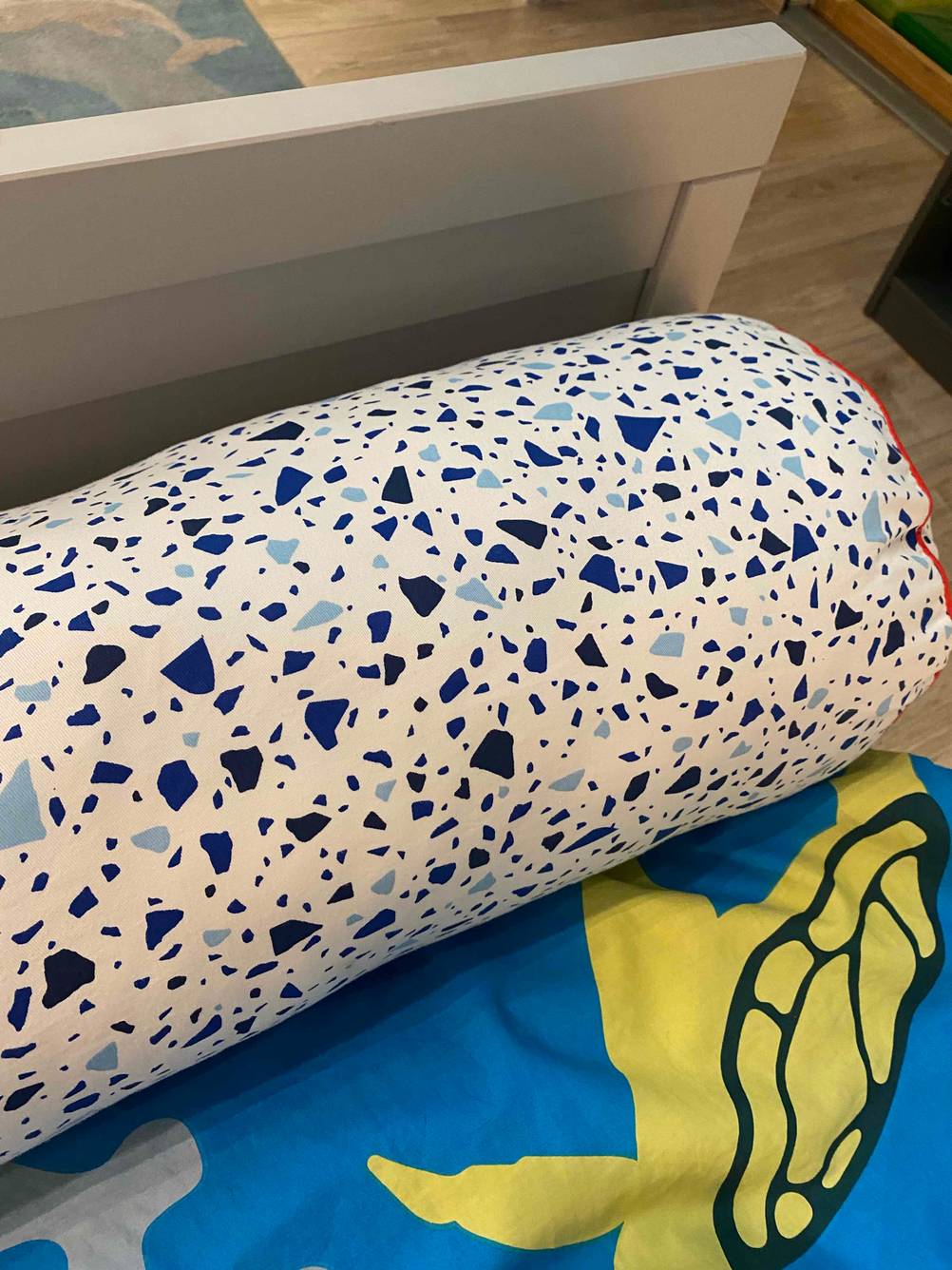 Ein Kissen liegt auf einem getestetem Kinderbett.