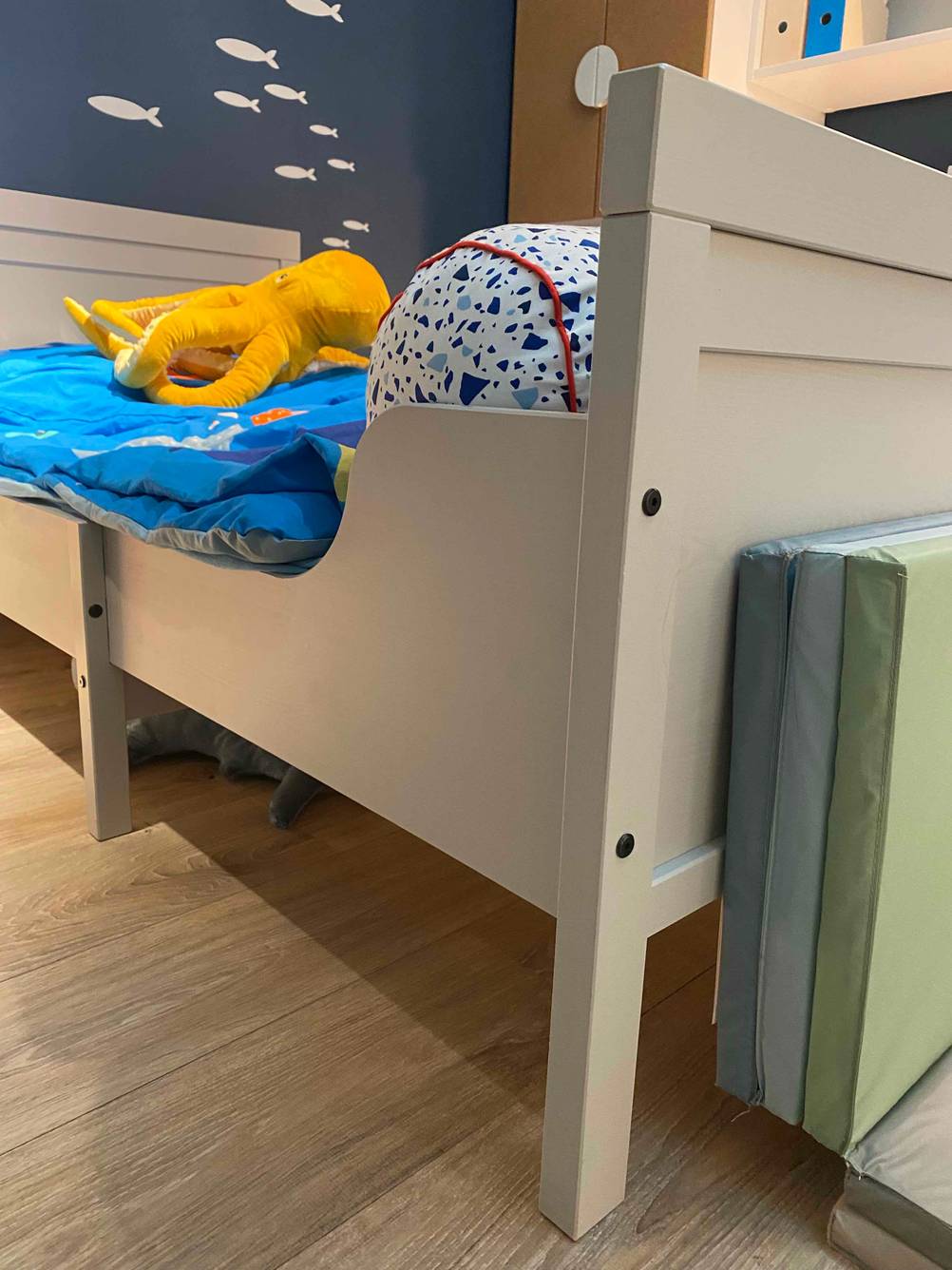 Ein graues Kinderbett