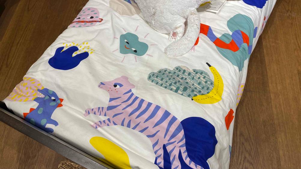 Kinderbettwäsche im Test: Nahaufnahme der Bettwäsche mit Motiven.