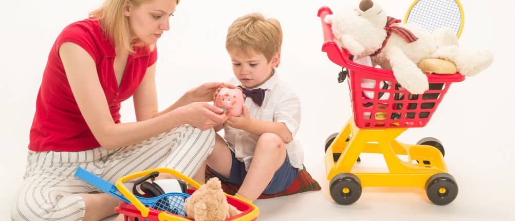 Kinder-Einkaufswagen-Test: Mutter und Kind spielen mit Spielzeug, Einkaufwagen und Einkaufskorb für Kinder.