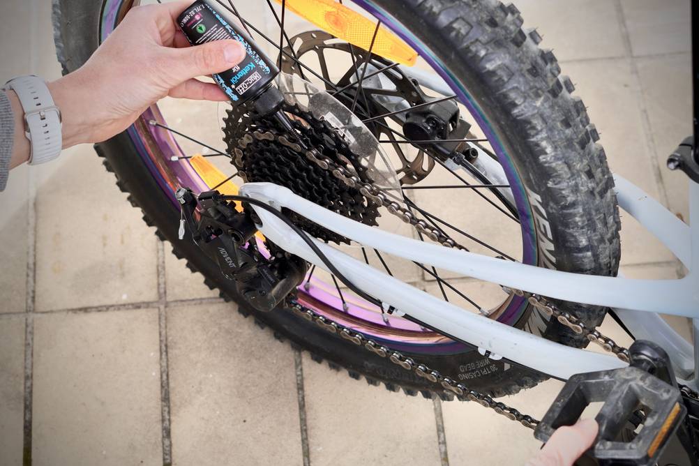 Fahrradkette wird geölt.