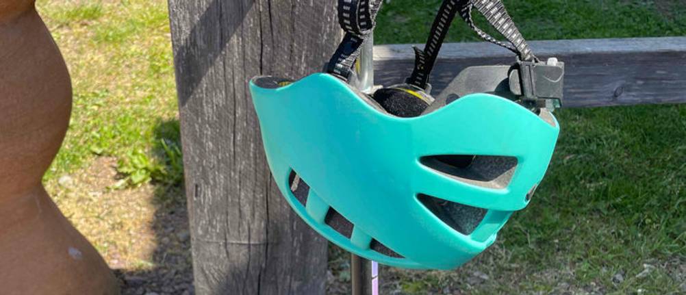 Mips-Kinderfahrradhelm an einem Roller