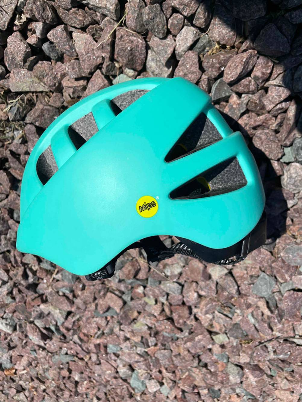 Mips-Kinderfahrradhelm von der Seite