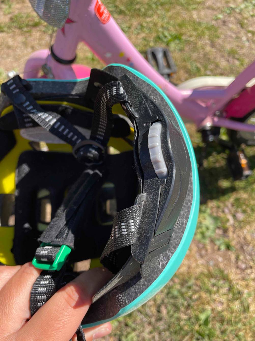 Ein Drehrad zur Größenanpassung von einem getestetem Kinderfahrradhelm.