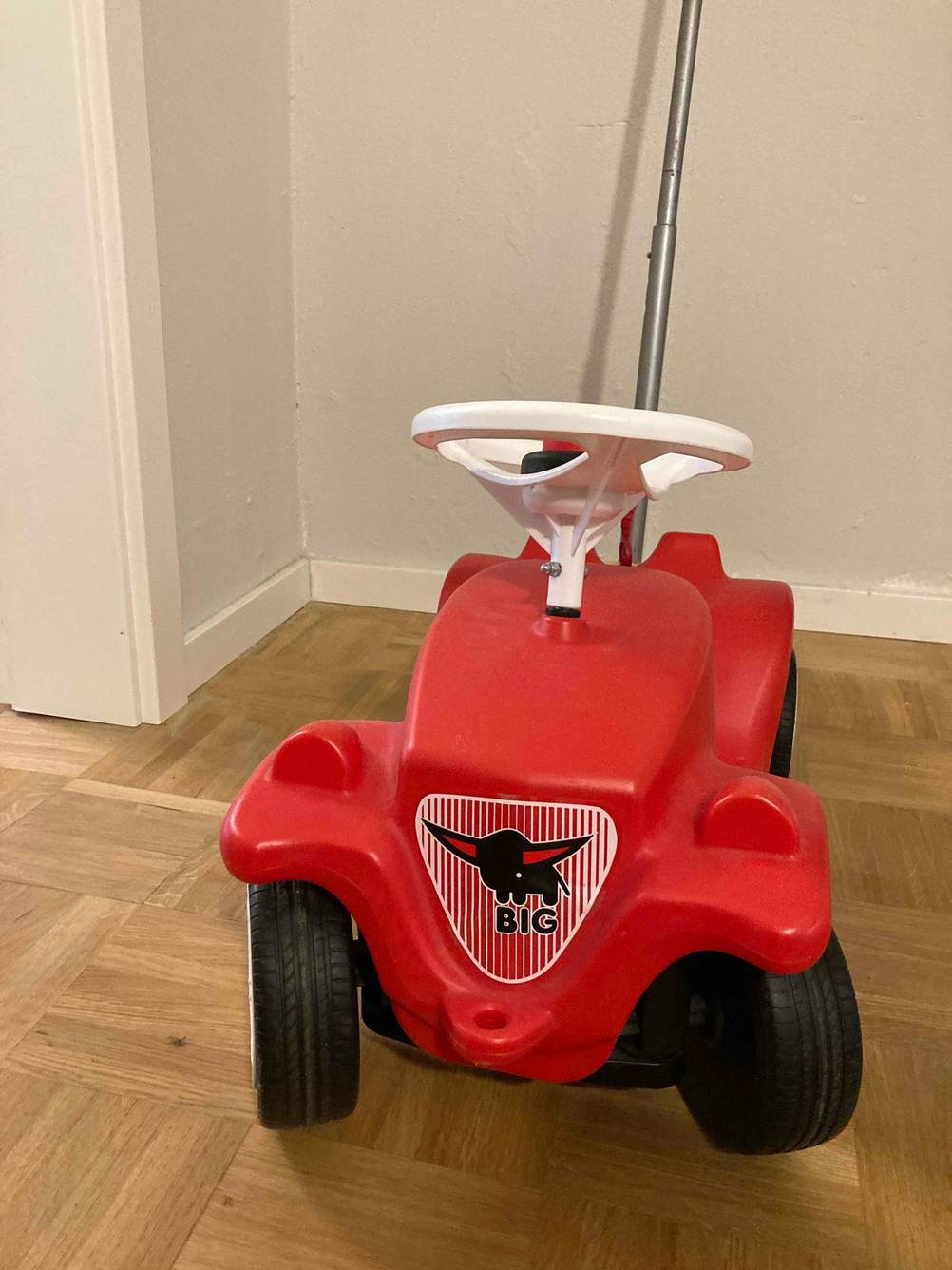 Auf einem Boden steht das getestete Kinderfahrzeug.