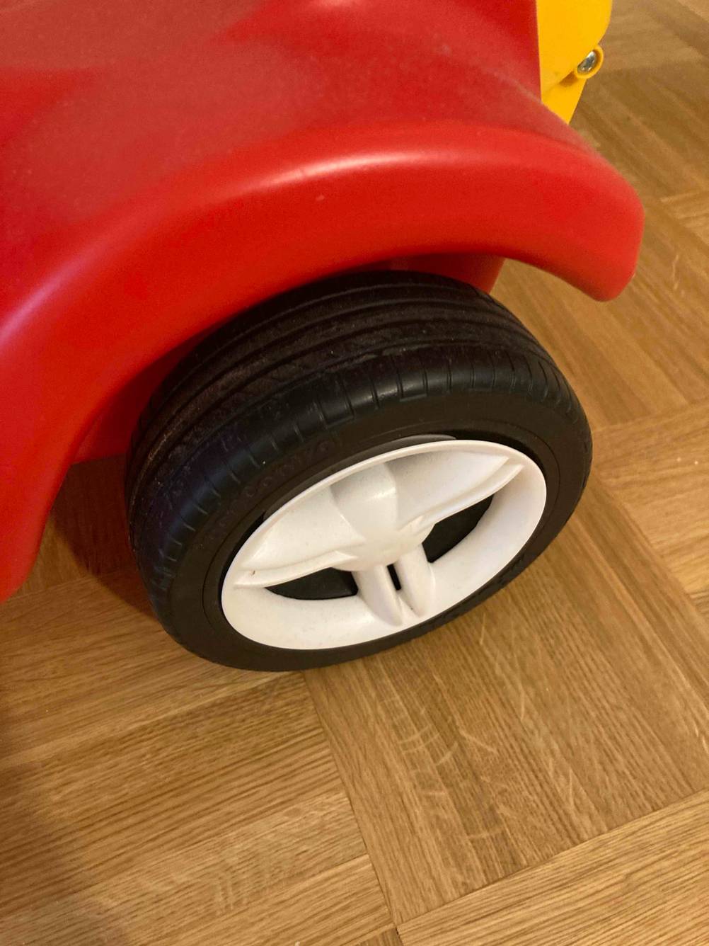 Kinderfahrzeuge-Test: Nahaufnahme des Reifens.