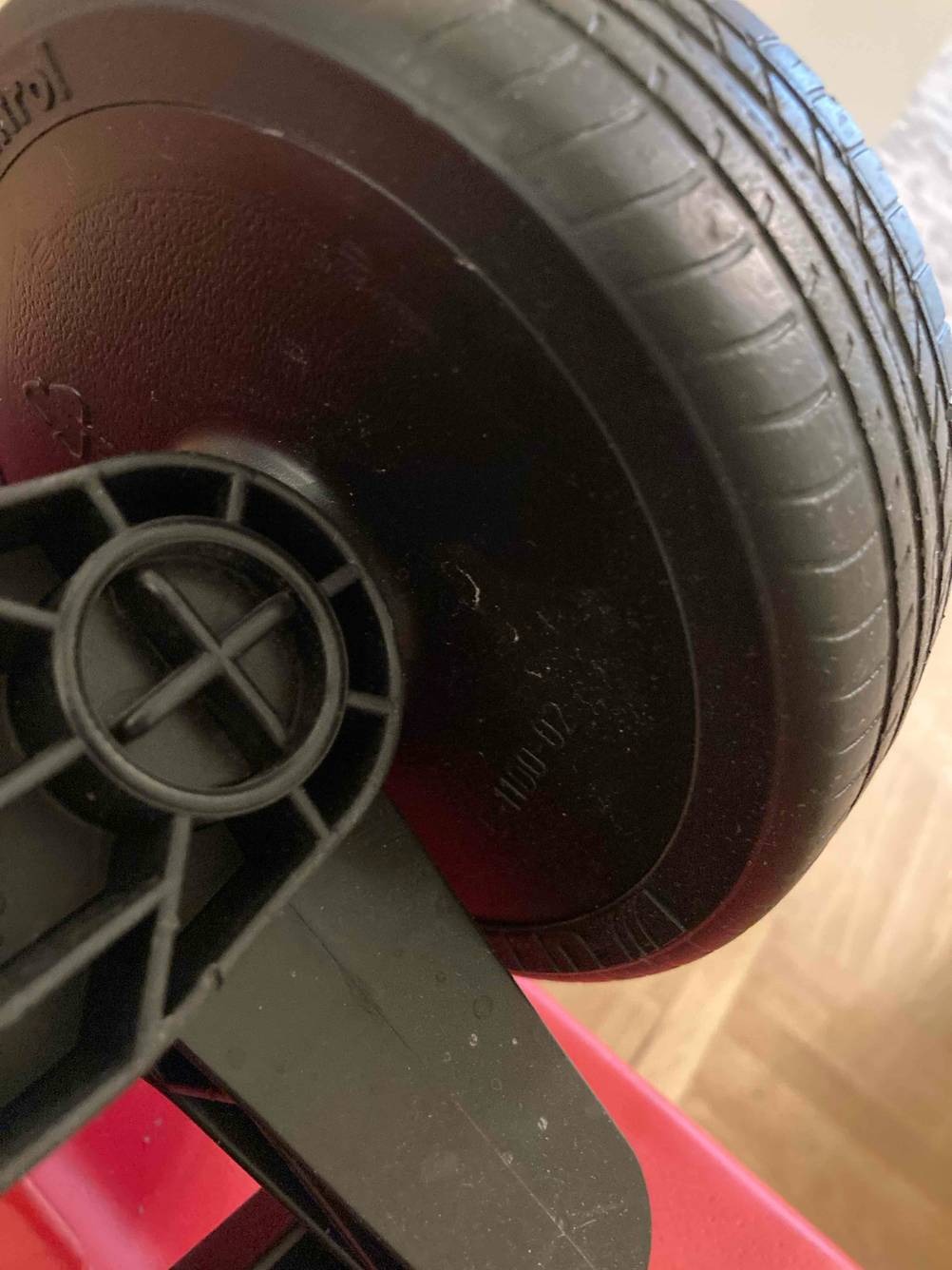 Getestet: Nahaufnahme der Befestigung der Reifen des Kinderfahrzeuges.