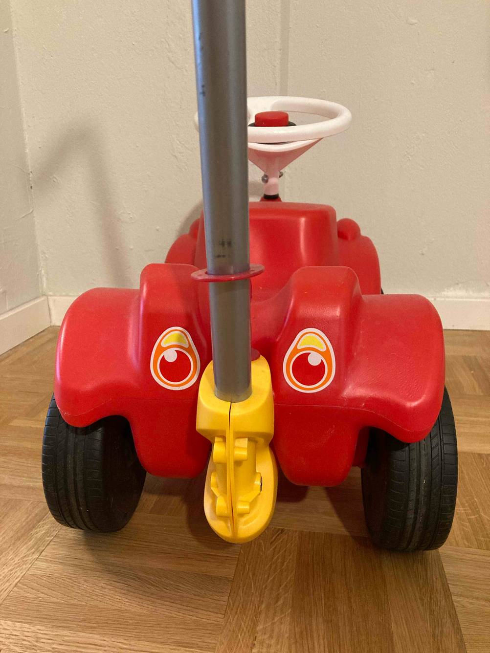 In Test: Das Kinderfahrzeug von Hinten mit Stange.