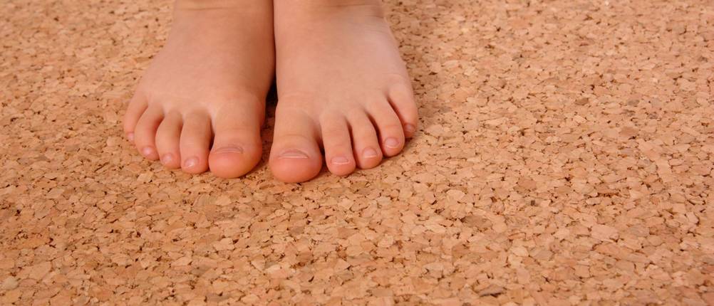 Korkboden im Test: Kinderfüße auf einem Korkboden.