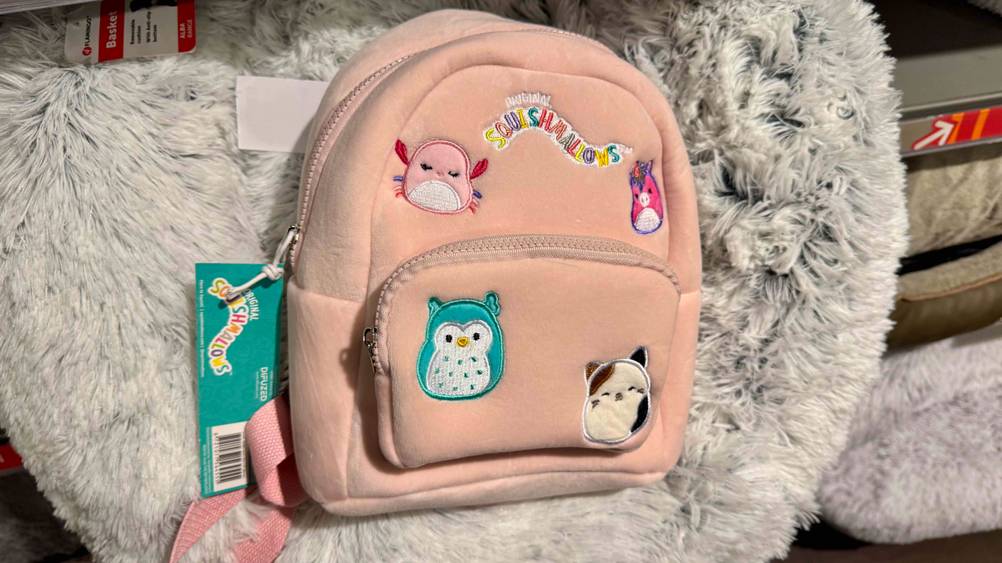 Getestet: Ein Kindergartenrucksack Mädchen auf eine Fell liegend.